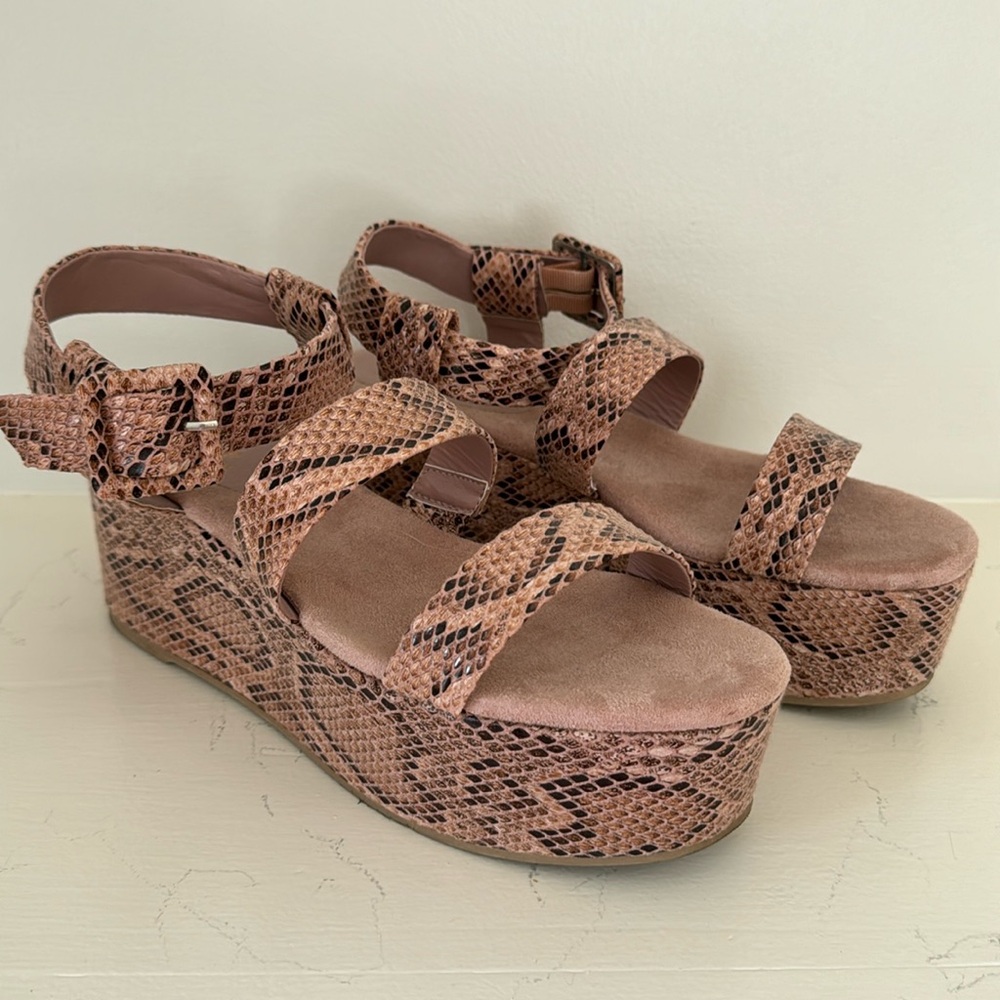 Mauvey pink neutral snakeskin platform wedge size 8.5-9.